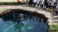 Wagub Sumbar, Vasco Ruseime saat meninjau fenomena Sinkhole di Nagari Situjuh Batua, Kab Lima Puluh Kota. (Foto Adpim Sumbar).