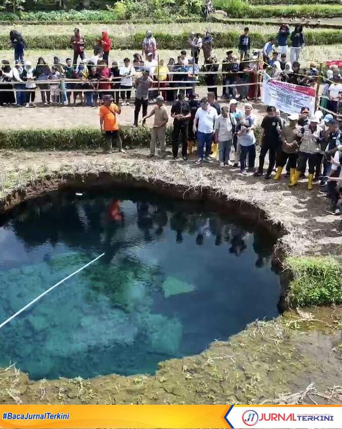 Wagub Sumbar, Vasco Ruseime saat meninjau fenomena Sinkhole di Nagari Situjuh Batua, Kab Lima Puluh Kota. (Foto Adpim Sumbar).