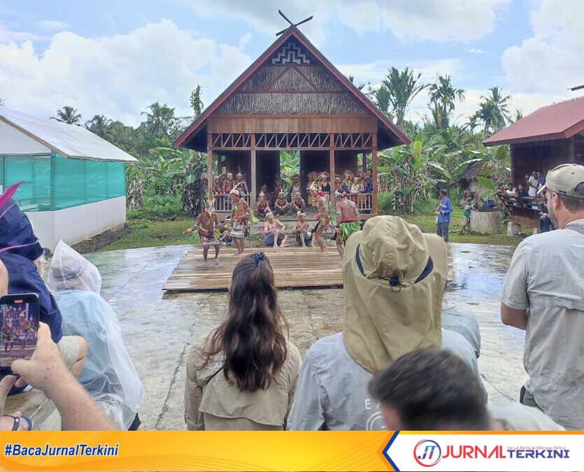 result_IMG_20260116_162836 Wisatawan datang ke Mentawai. (Foto Adpim Sumbar).