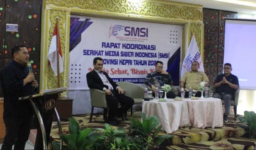 Penasihat SMSI Kepri, Rival Pribadi, yang juga menjabat sebagai Ketua Fraksi Partai NasDem DPRD Kota Batam dalam rapat koordinasi SMSI Kepri di Hotel Golden View, Batam, Sabtu (17/1/2026). (smsi kepri)