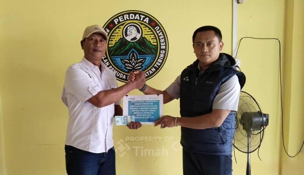 PT Timah Tbk memberikan bantuan kepada Ketua Perkumpulan Pemuda Kecamatan Tebing Bersatu (Perdata), Hery Saptono (kiri) untuk Turnamen Domino. (Timah)