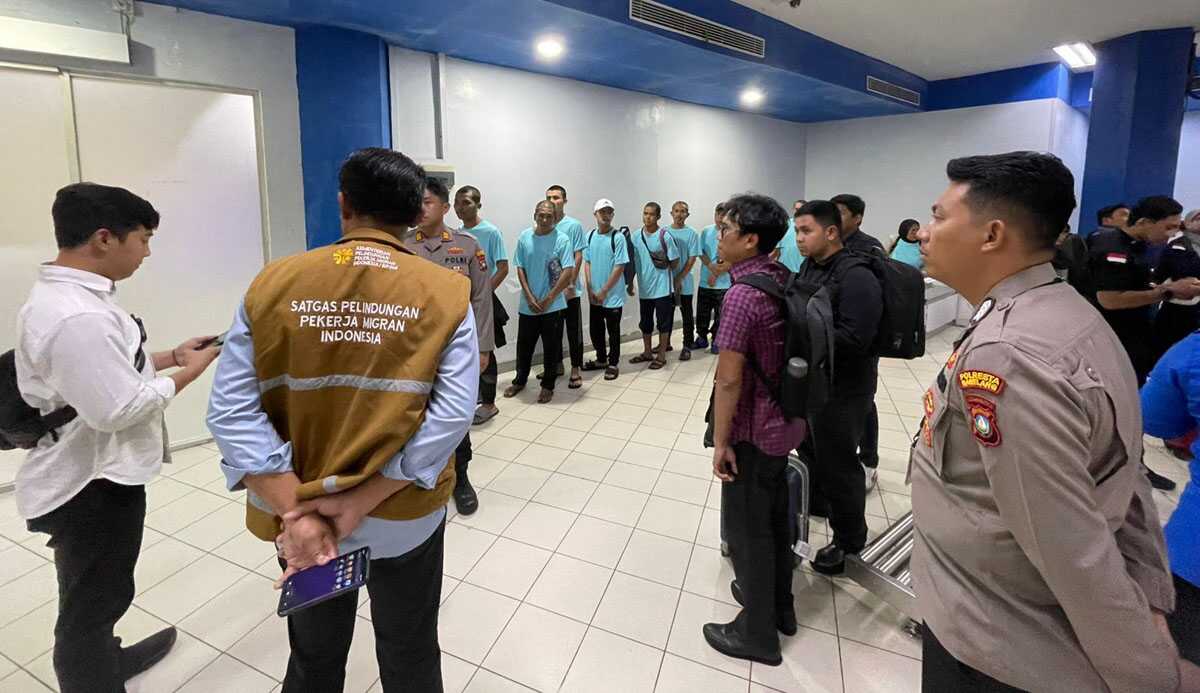 wni deportasi Kepolisian Daerah Kepulauan Riau (Polda Kepri) mengawal ketat pemulangan 133 Warga Negara Indonesia (WNI) yang dideportasi dari Malaysia melalui Batam, Kamis (29/1/2026). (humaspoldakepri)