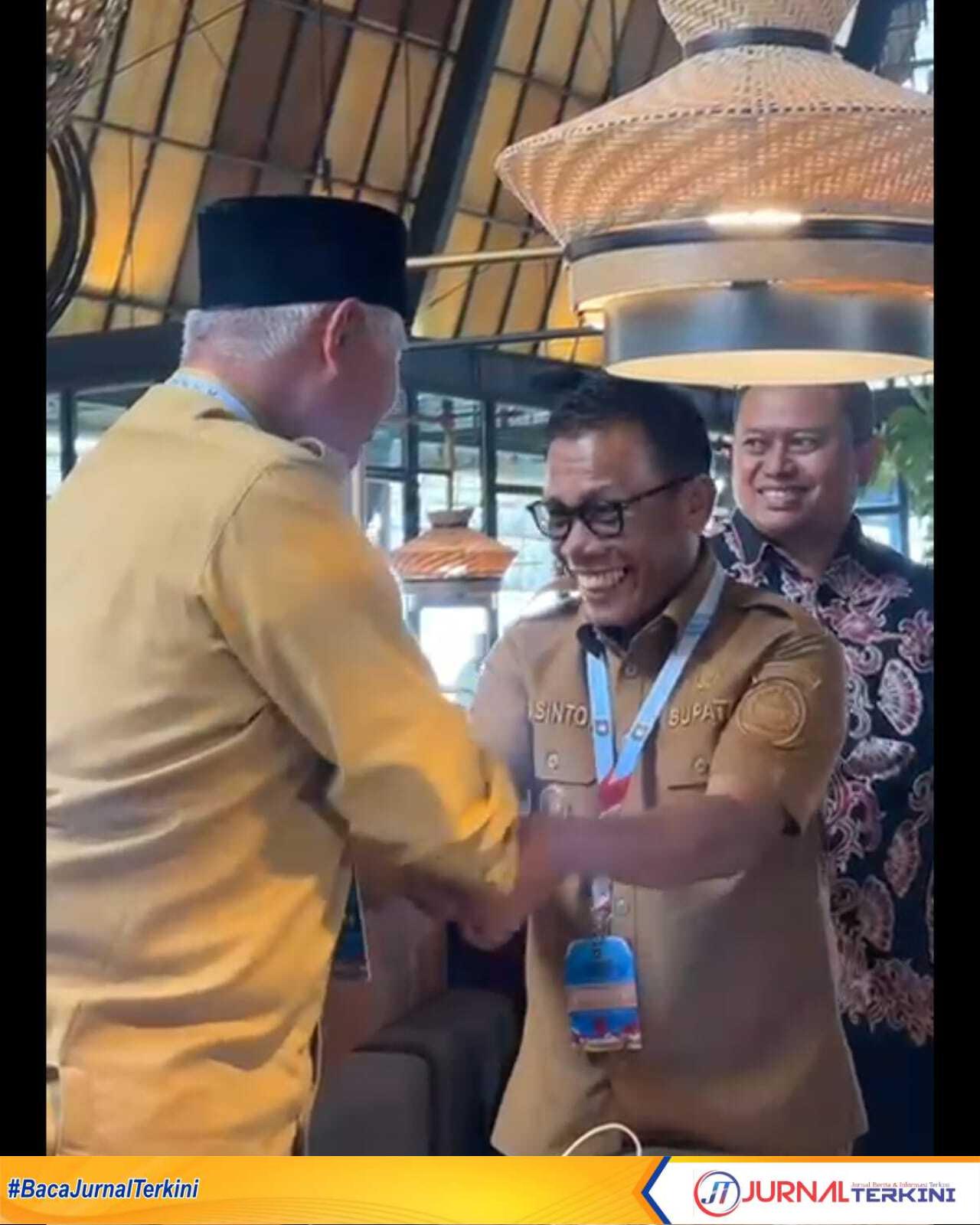 Gubernur Sumbar, Mahyeldi Ansharullah (kanan) saat bertemu Bupati Taanuli Tengah, Masinton Pasaribu (kiri) pada kegiatan Rakornas Forkopimda yang berlangsung di SICC Bogor. (Foto Adpim Sumbar).