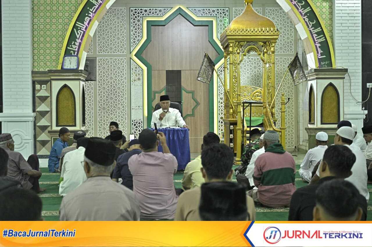 Gubernur Sumbar, Mahyeldi Ansharullah menyampaikan tausiah subuh di Masjid Raya Air Bangis. (Foto Adpim Sumbar).