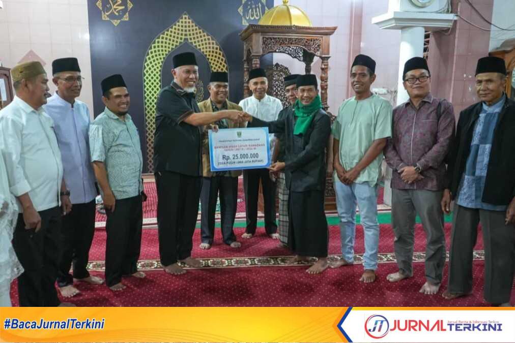 Gubernur Sumbar, Mahyeldi Ansharullah Buka Puasa Bersama Warga Terdampak Bencana di Paninggahan. (Foto Adpim Sumbar).
