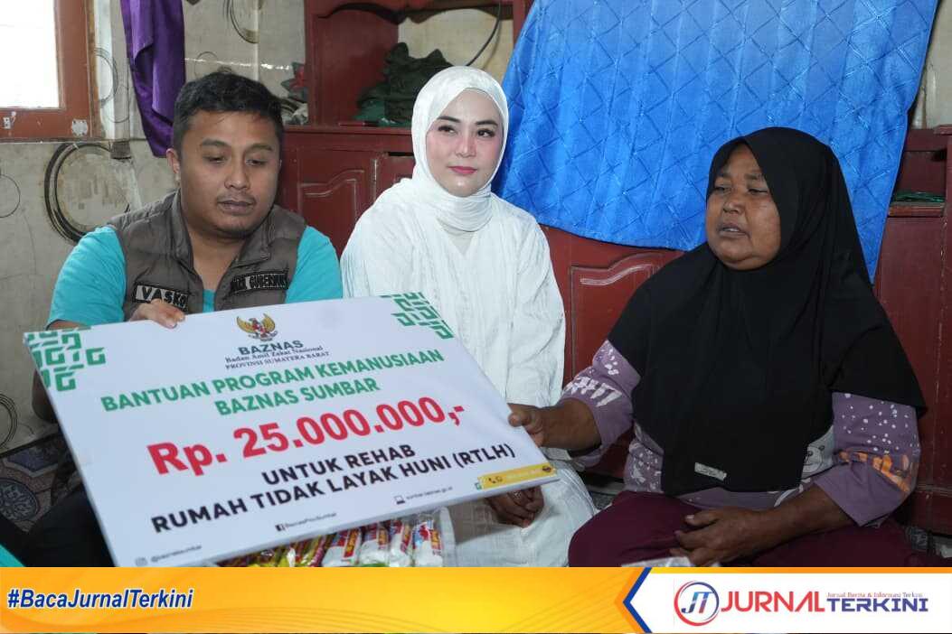 Wagub Sumbar, Vasco Ruseime menyerahkan bantuan bedah rumah di Lubuk Sikarah. (Foto Adpim Sumbar).