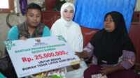 Wagub Sumbar, Vasco Ruseime menyerahkan bantuan bedah rumah di Lubuk Sikarah. (Foto Adpim Sumbar).