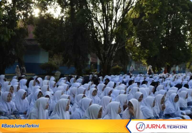 Kegiatan Isra Mi'raj di SMAN 1 Padang Panjang. (Foto Istimewa).