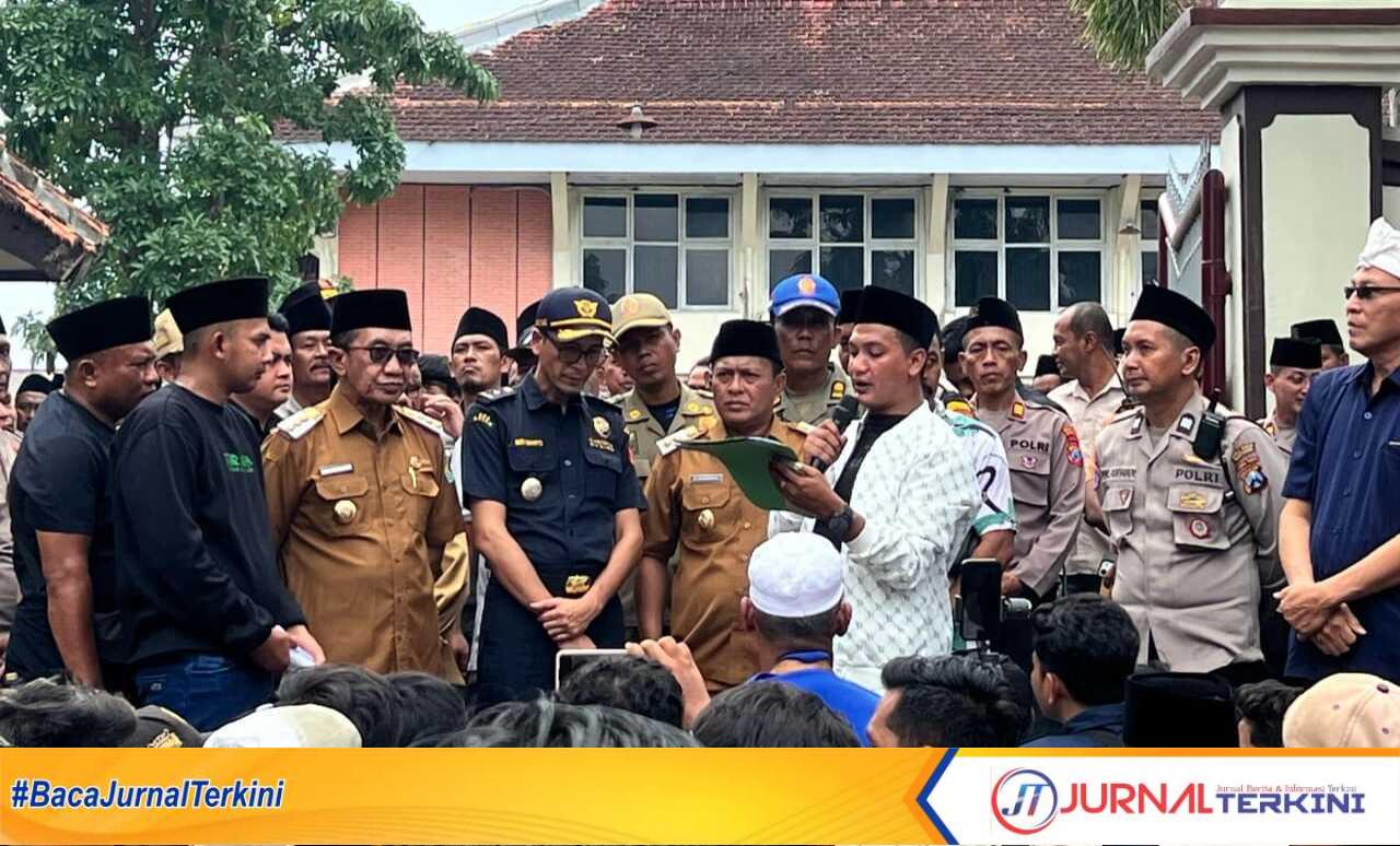 Bupati Pamekasan KH Kholilurrahman berdialog langsung dengan perwakilan petani tembakau dan buruh pabrik rokok saat aksi damai di Kantor Bupati Pamekasan.