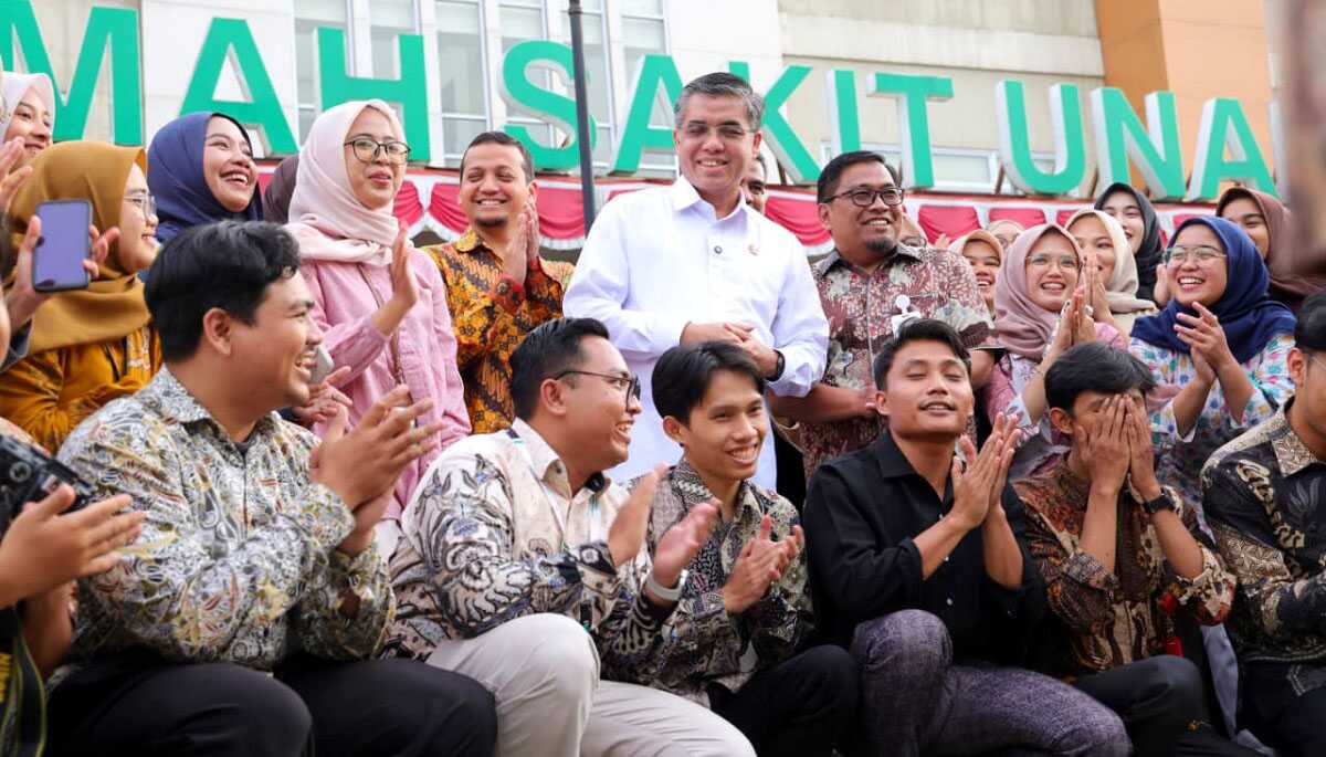 Menaker saat berkunjung ke Rumah Sakit Universitas Andalas (RS Unand), Padang, Kamis (12/2/2026). (humas kemnaker)