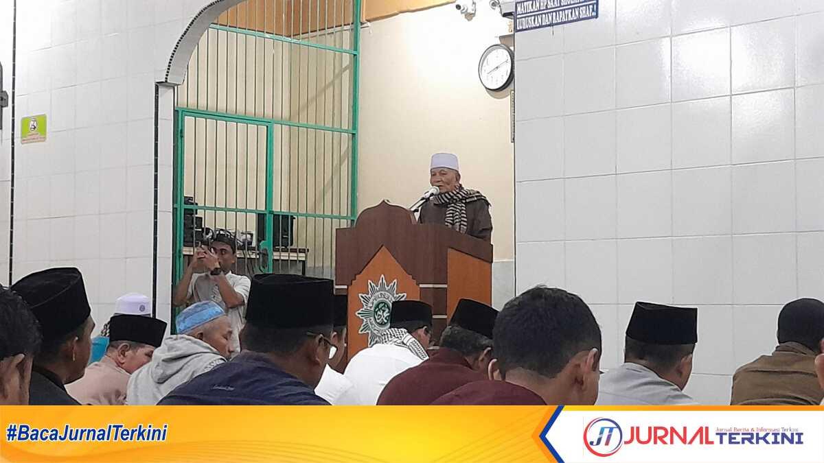 Ketua Pengurus Masjid Nurul Ihsan H Bustami Datuk Rajo Marah memberikan sambutan dalam kunjungan Safari Ramadhan Bupati Karimun Iskandarsyah, Kamis (19/2/2026) malam. (JurnalTerkini.id/rusdi)