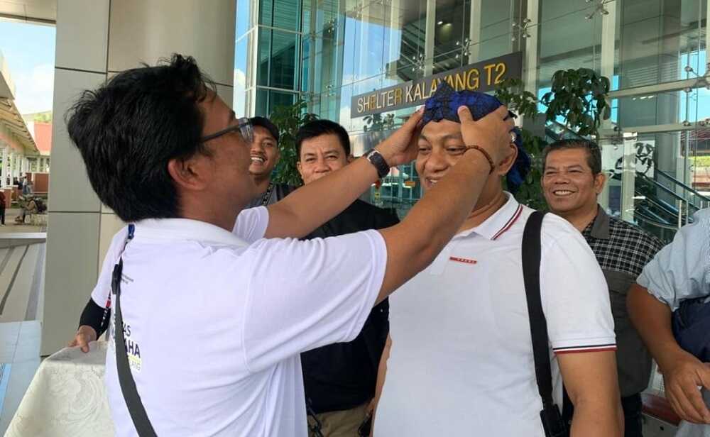 Ketua SMSI Kepri Rinaldi Samjaya dan rombongan disambut panitia HPN 2026 dari SMSI Pusat di Bandara Soekarno-Hatta, Kamis (5/2/2026). (smsi kepri)