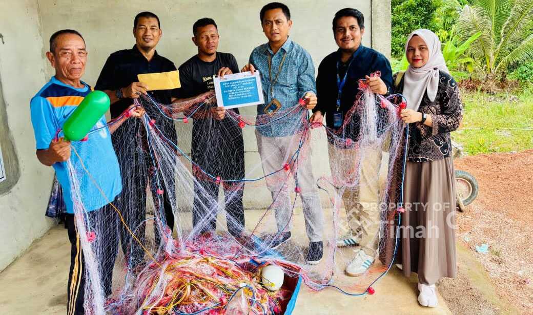 PT Timah (Persero) Tbk menyalurkan bantuan alat tangkap jaring udang kepada Kelompok Usaha Bersama (KUB) Sumur Air Mawar, Desa Sawang Laut, Kecamatan Kundur Barat, Kabupaten Karimun, Kepulauan Riau.