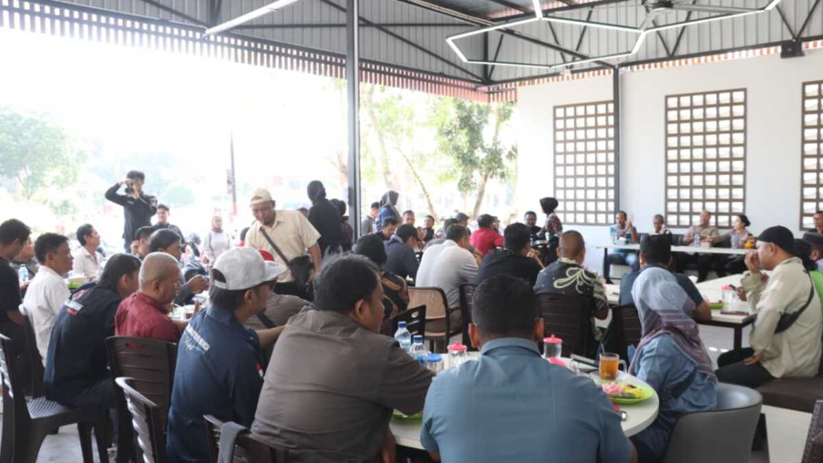 Puluhan wartawan menghadiri acara coffee morning merayakan Hari Pers Nasional ke-80 bersama Kapolres Karimun AKBP Yunita Stevani dan jajaran di Newton Cafe Poros, Senin (9/2/2026). (Humas Polres Karimun)