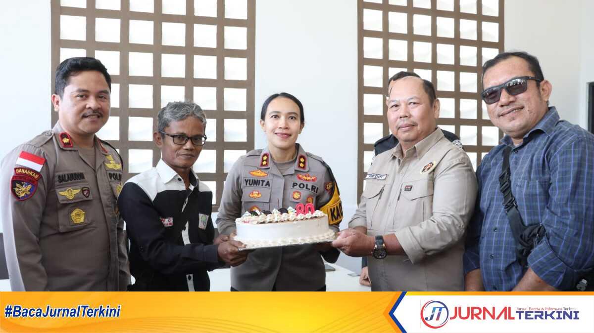 Kapolres Karimun AKBP Yunita Stevani didampingi Wakapolres Kompol Salahuddin menyerahkan kue ulang tahun kepada Sekretaris PWI Karimun Freddy ( kanan) didampingi Ketua IWO Karimun Rusdianto dalam acara coffee morning merayakan Hari Pers Nasional ke-80 di Newton Cafe Poros, Senin (9/2/2026). (Humas Polres Karimun)