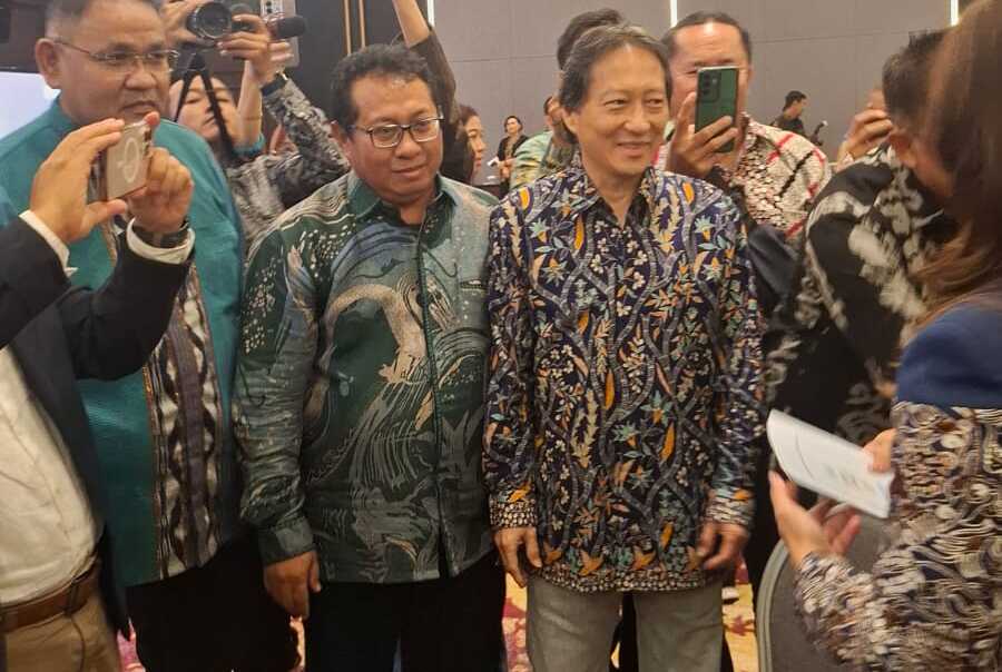 Ketua Umum SMSI, Firdaus (batik lukis warna dasar hijau) saat dinner di KP3B Gubernur Jawa (smsi)