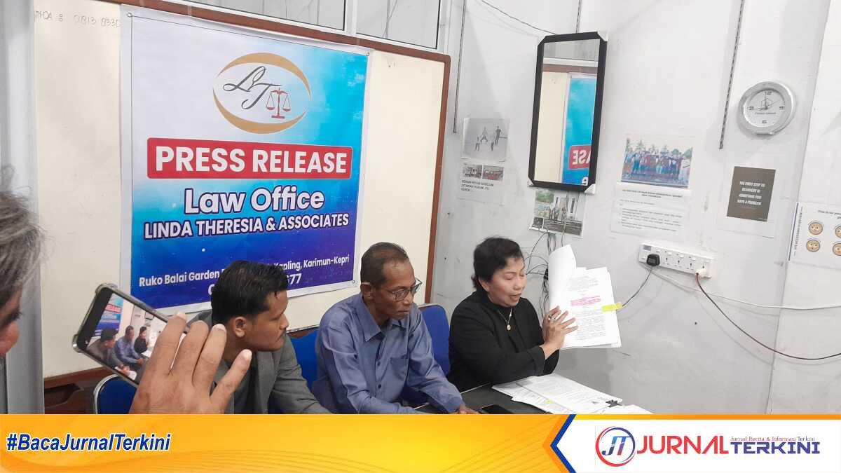linda Theresia dan zen Calon terpilih Direktur Perumda Tirta Mulia Karimun, Muhammad Zen (tengah) didampingi kuasa hukumnya Linda Theresia (kanan) menggelar konferensi pers terkait pembatalan dirinya sebagai Direktur Perumda Tirta Mulia Karimun di kantor Linda Theresia and Associates, Minggu (8/2/2026). (JurnalTerkini.id/rusdi)