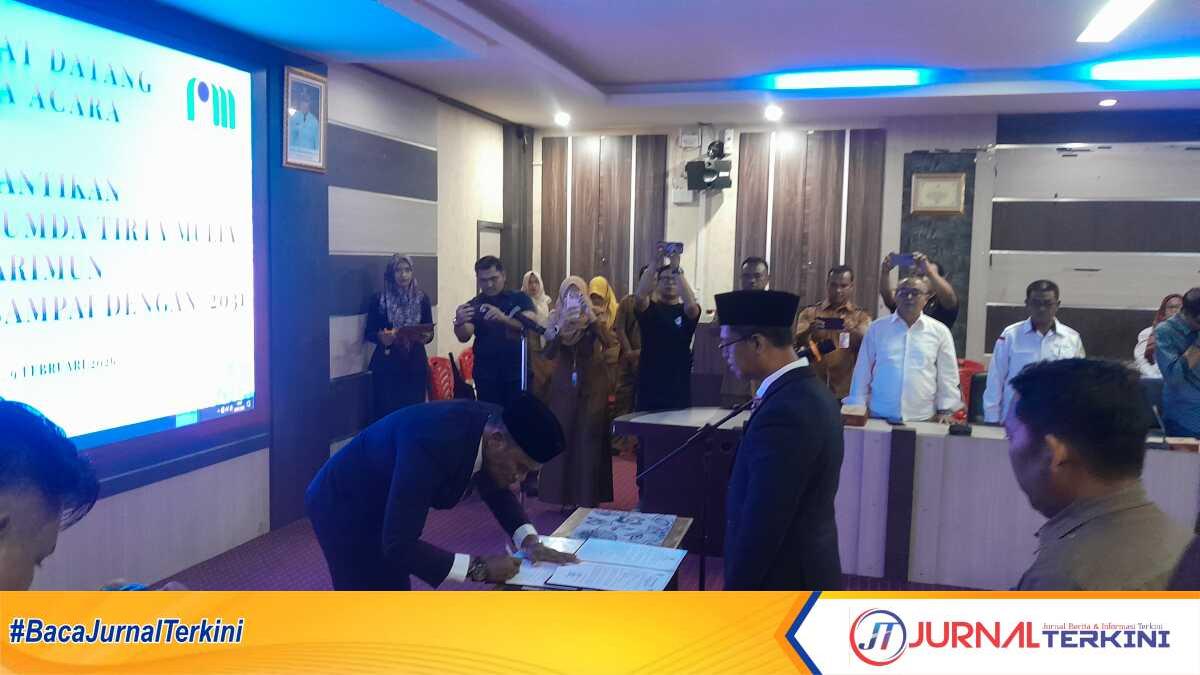 pelantikan Direktur Perumda Tirta Mulia Karimun Bupati Karimun Iskandarsyah menyaksikan penandatanganan pakta integritas oleh Ferry Kurniawan setelah dilantik sebagai Direktur Perumda Tirta Mulia Karimun di ruang rapat Cempaka Putih, Kantor Bupati Karimun, Senin (9/2/2026). (JurnalTerkini.id/rusdi)