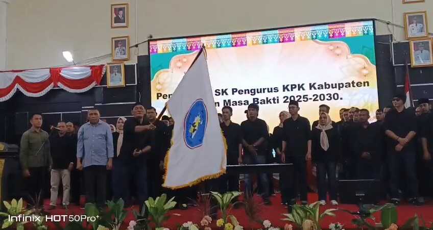 Ketua Kerukunan Pemuda Karimun (KPK) mengibarkan pataka usai dilantik Wakil Bupati Karimun Rocky Marciano Bawole bersama kepengurusannya untuk periode 2025-2030 di Gedung Nasional, Tanjung Balai Karimun, Sabtu (7/2/2926). (JurnalTerkini.id/rusdi)
