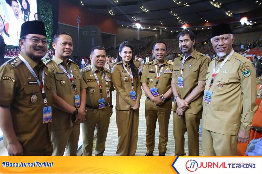 Gubernur Sumbar, Mahyeldi Ansharullah berfoto bersama dengan Gubernur daerah lain pada kegiatan Rakornas Forkopimda yang berlangsung di SICC Bogor. (Foto Adpim Sumbar).