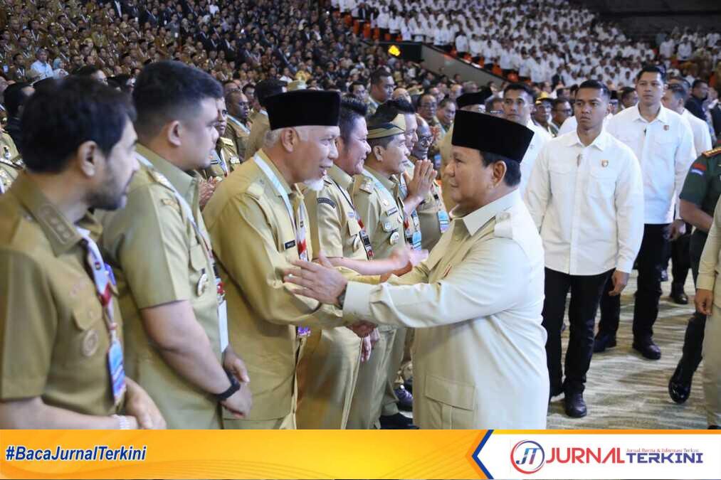 Gubernur Sumbar, Mahyeldi Ansharullah saat bersalaman dengan Presiden Prabowo Subianto. (Foto Adpim Sumbar).