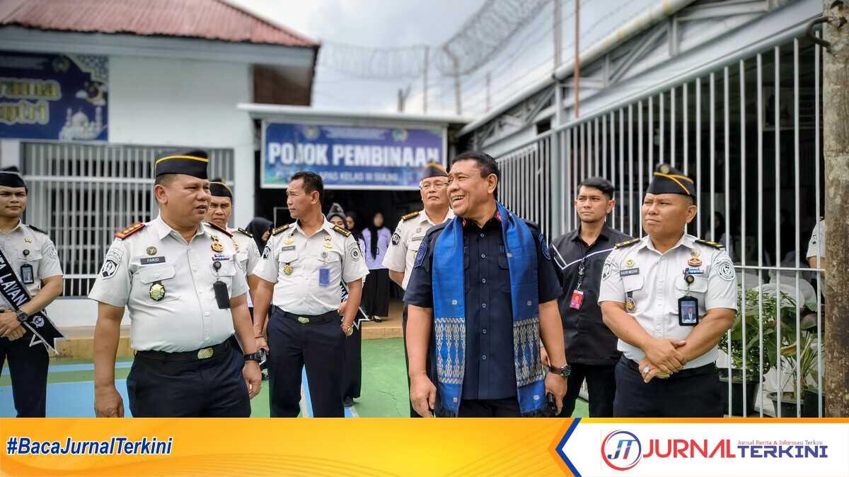 Kakanwil Ditjenpas Sumbar saat mengunjungi Lapas kelas III Suliki. (Foto Istimewa).