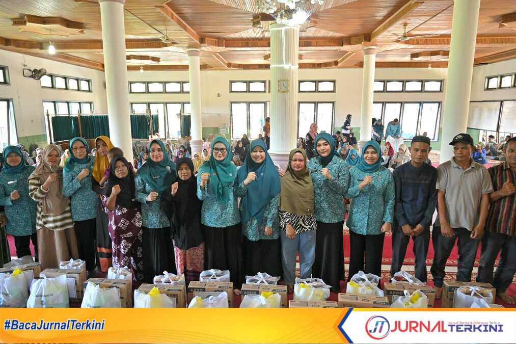 TP PKK Pusat menyalurkan sebanyak 500 paket bantuan kepada masyarakat terdampak bencana di Kab Agam. (Foto Adpim Sumbar).