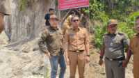 result_IMG-20260211-WA0008 Kepala Dinas ESDM Sumbar, Helmi Heriyanto bersama tim saat menutup sementara tambang bermasalah di Kab Padang Pariaman. (Foto Adpim Sumbar).