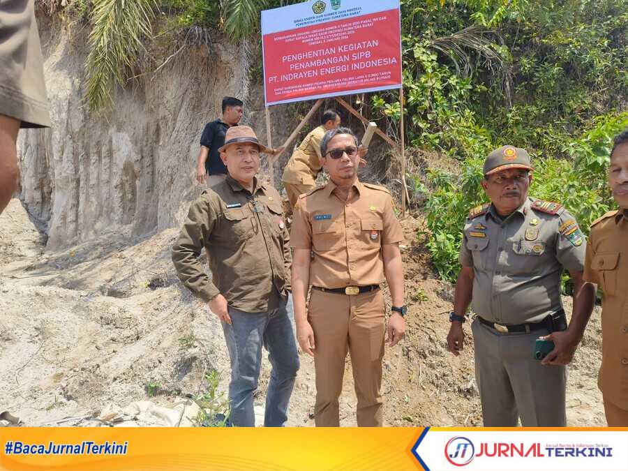 Kepala Dinas ESDM Sumbar, Helmi Heriyanto bersama tim saat menutup sementara tambang bermasalah di Kab Padang Pariaman. (Foto Adpim Sumbar).