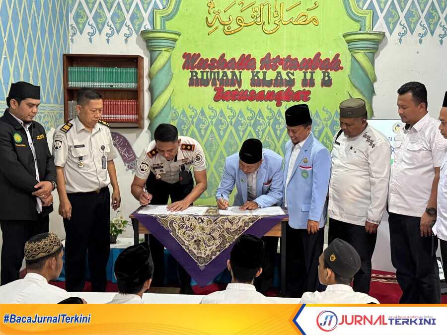 Penandatanganan MoU Rutan Batusangkar bersama DPD BKPRMI Tanah Datar. (Humas Rutan Batusangkar).