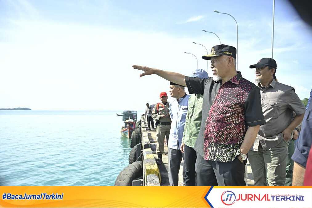 Gubernur Sumbar, Mahyeldi Ansharullah saat meninjau Dermaga Pelabuhan Teluk Tapang. (Foto Adpim Sumbar).