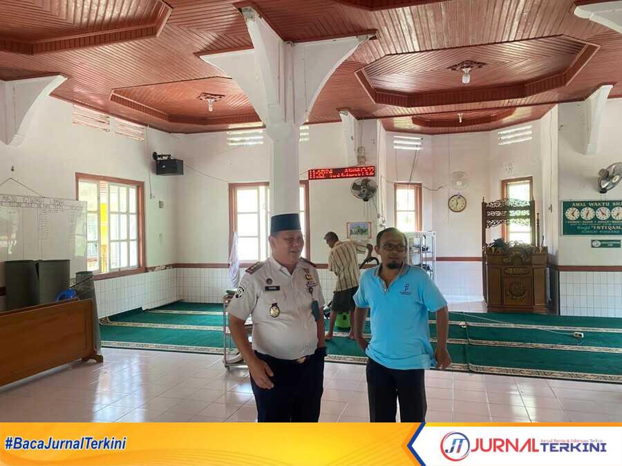 Pegawai bersama Warga Binaan Lapas Suliki dan Masyarakat Gelar Aksi Bersih Mesjid. (Dokumen Istimewa).