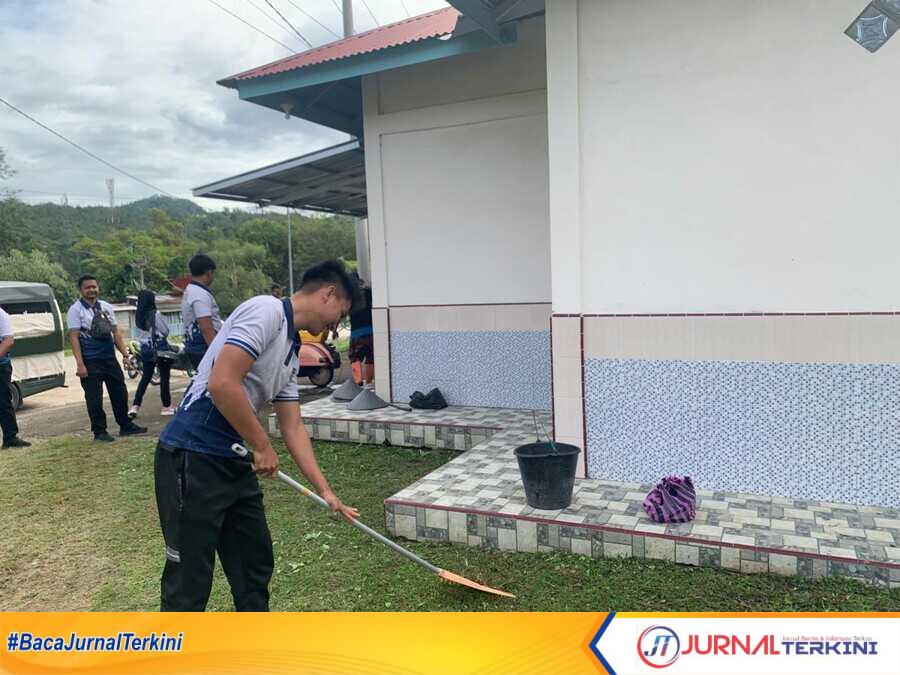 Lapas Narkotika Sawahlunto gelar kegiatan kerja bakti bersih-bersih Mushola. (Foto Istimewa).
