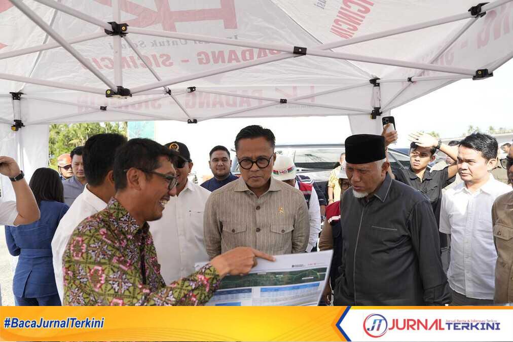Gubernur Sumbar, Mahyeldi Ansharullah saat mendampingi COO Danantara tinjau lokasi rencana pembangunan Infrastruktur di Sumbar. (Foto Adpim Sumbar).