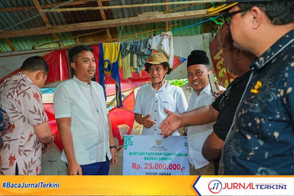 Wagub Sumbar, Vasco Ruseime serahkan bantuan bedah rumah untuk kuli tani di Kec Guguak, Kab Limapuluh kota. (Foto Adpim Sumbar).