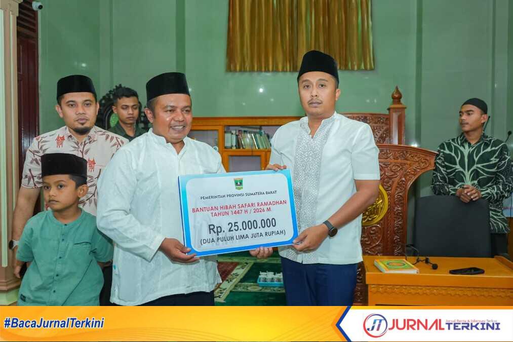 Wagub Sumbar, Vasko Ruseimy serahkan bantuan Rp25 Juta untuk pembangunan Masjid Nurul Islam Kabupaten Limapuluh Kota. (Foto Adpim Sumbar).