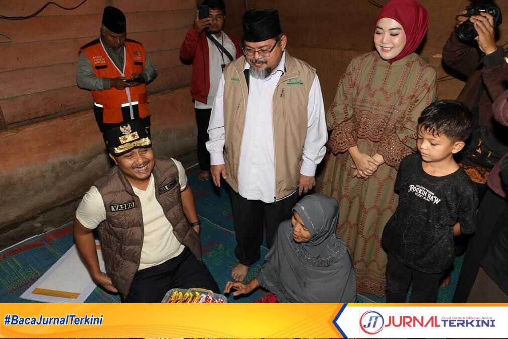 Wagub Sumbar Serahkan Bantuan Bedah Rumah untuk Warga Tigo Nagari Pasaman. (Foto Adpim Sumbar).