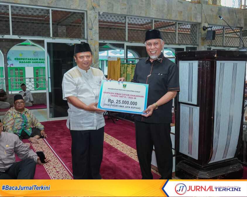 Gubernur Sumbar, Mahyeldi Ansharullah bersama tim Sholat Ashar berjemaah di Mesjid Raya Saning Baka. (Foto Adpim Sumbar).