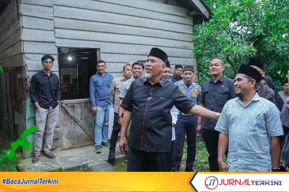 Mahyeldi Serahkan Bantuan Bedah Rumah Rp25 Juta untuk Warga Paninggahan, Kab Solok. (Foto Adpim Sumbar).