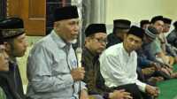 result_IMG-20260226-WA0098 Gubernur Sumbar, Mahyeldi Ansharullah saat beritikaf dan memberikan bantuan di Masjid Baiturrahim Payakumbuh. (Foto Adpim Sumbar).