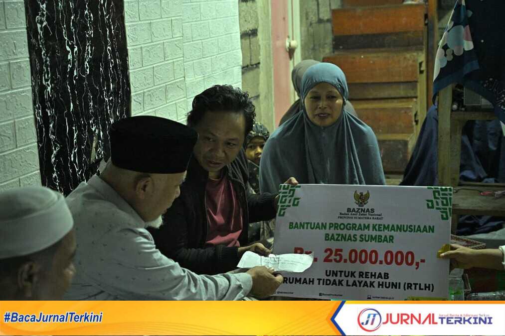 Gubernur Sumbar, Mahyeldi Ansharullah memberikan bantuan bedah rumah kepada Keluarga Ises di Payakumbuh. (Foto Adpim Sumbar).