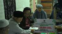 Gubernur Sumbar, Mahyeldi Ansharullah memberikan bantuan bedah rumah kepada Keluarga Ises di Payakumbuh. (Foto Adpim Sumbar).