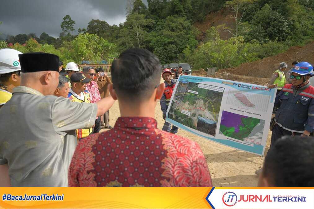 Gubernur Sumbar, Mahyeldi Ansharullah saat meninjau jalan di Malalak. (Foto Adpim Sumbar).