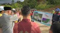 Gubernur Sumbar, Mahyeldi Ansharullah saat meninjau jalan di Malalak. (Foto Adpim Sumbar).
