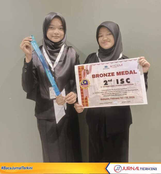 Dua Siswi SMAN 1 Padang Panjang berhasil penghargaan di Kuala Lumpur, Malaysia. ( Foto Istimewa).