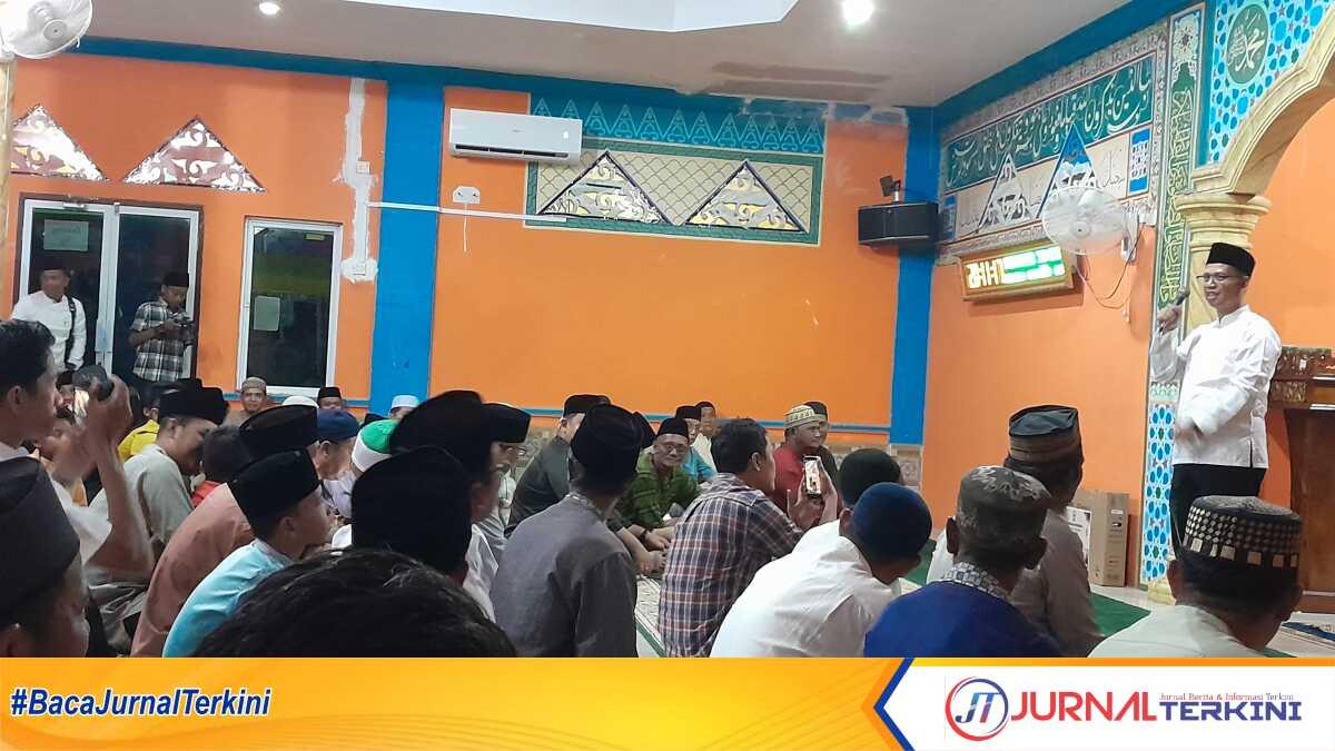 Bupati Karimun Iskandarsyah memberikan ceramah singkat dalam safari Ramadhan di Masjid Baitul Hikmah, Teluk Paku, Kelurahan Pasir Panjang, Kecamatan Meral Barat, Senin (23/2/2026). (JurnalTerkini.id/rusdi)