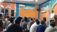 Bupati Karimun Iskandarsyah memberikan ceramah singkat dalam safari Ramadhan di Masjid Baitul Hikmah, Teluk Paku, Kelurahan Pasir Panjang, Kecamatan Meral Barat, Senin (23/2/2026). (JurnalTerkini.id/rusdi)