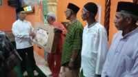 Bupati Karimun Iskandarsyah menyerahkan bantuan layar digital atau LED dan santunan kepada pengurus Masjid Baitul Hikmah, Teluk Paku, Kelurahan Pasir Panjang, Kecamatan Meral Barat, Senin (23/2/2026). (JurnalTerkini.id/rusdi)
