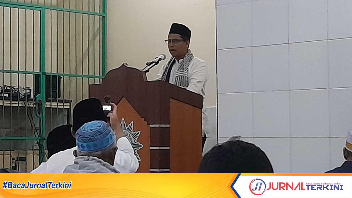 Bupati Karimun Iskandarsyah dalam rangkaian Safari Ramadhan di Masjid Nurul Ihsan yang dikelola Muhammadiyah di Tanjung Balai Karimun, Kamis (19/2/2026) malam. (JurnalTerkini.id/rusdi)