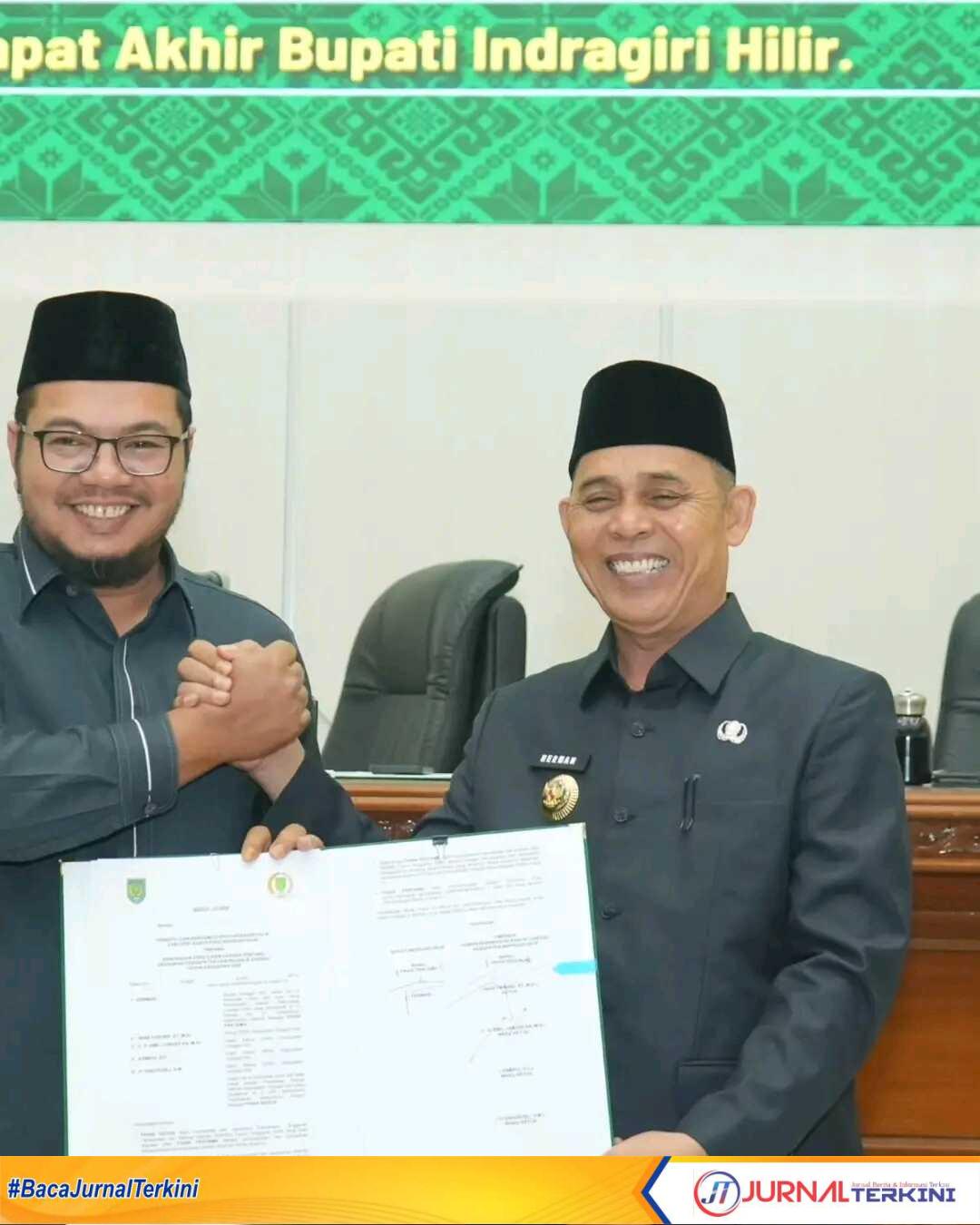 Ket Foto: Bupati Inhil H Herman saat berfoto bersama Ketua DPRD Inhil Iwan Taruna